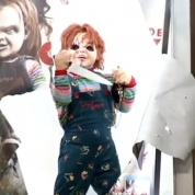 VIDEO: Farsă de coșmar – Chucky într-o stație de autobuz