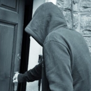 Atenție cui deschideți ușa! Un clujean a fost jefuit în propria casă!